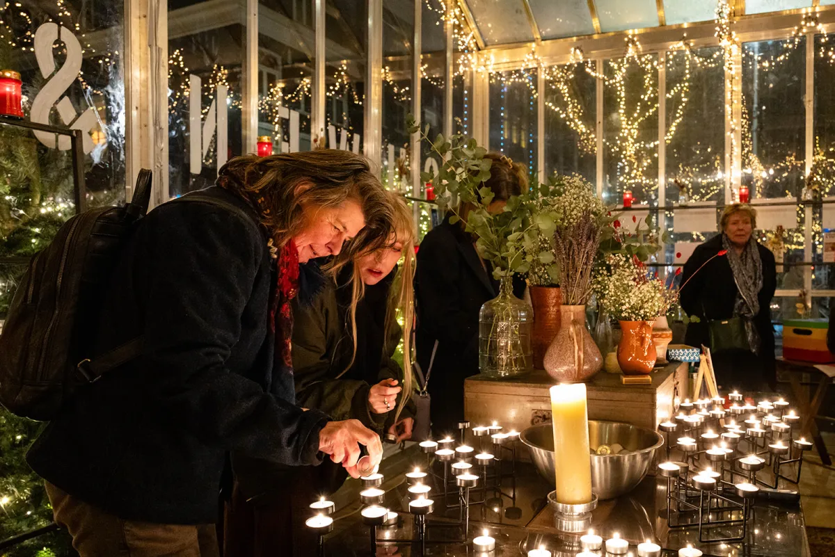 Brandende kaarsjes tijdens een avondeditie