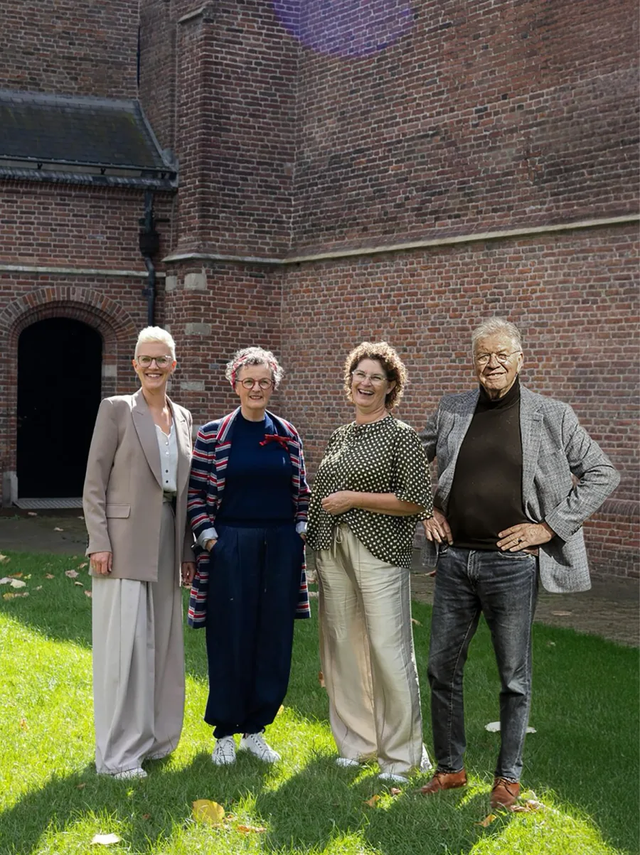 De vier initiatiefnemers in de tuin van de Hervormde Kerk in Woudrichem